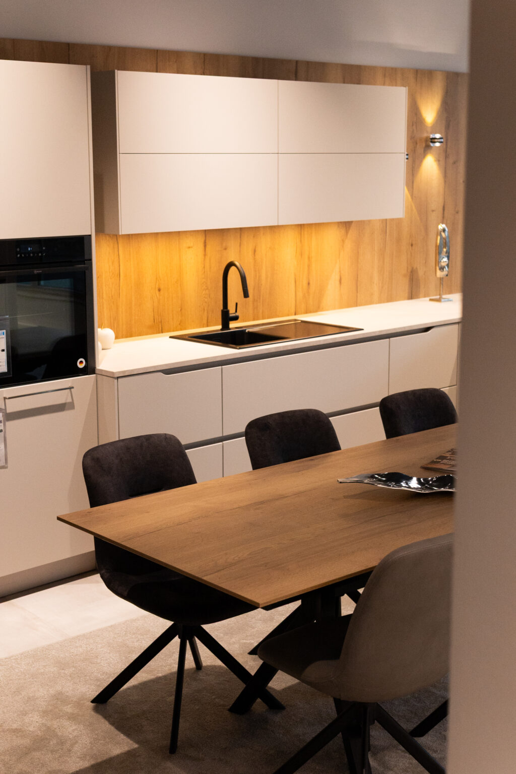 Moderne weiße Küchenzeile in Hochglanz, Küchenstudio Bonn
