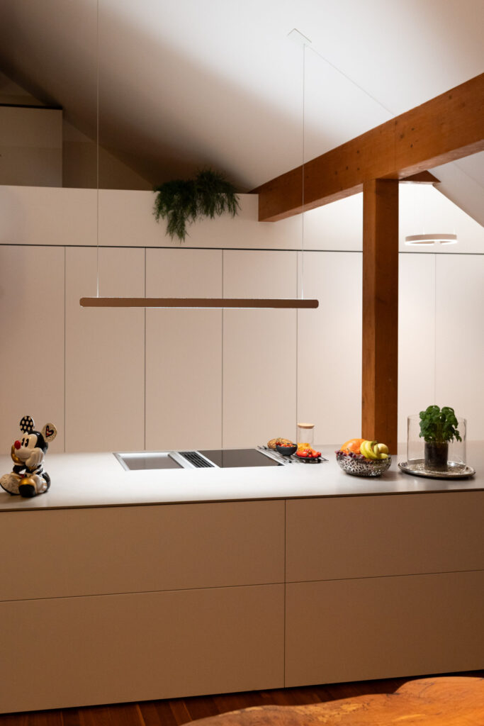 Acrylglas-Fronten mit exklusiver Tiefenwirkung – edle Hochglanz-Küche