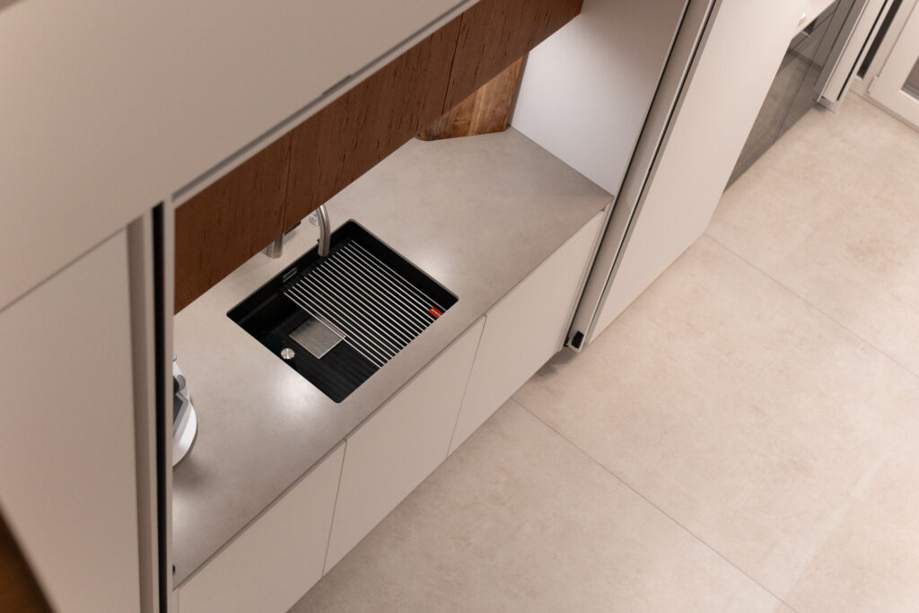Versenkbare Pocket-Elemente in hochwertiger Designküche – elegant offen oder geschlossen