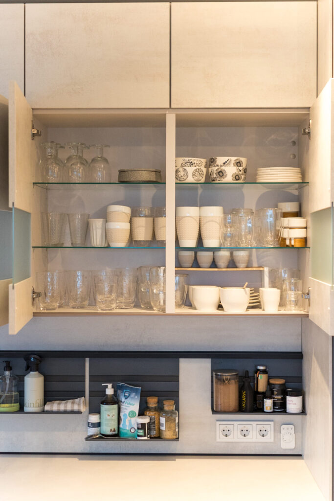 Flexible Wandregalsysteme und Ablagen – durchdachte Küchenplanung