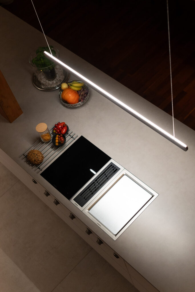 Gaggenau Teppanyaki als Herzstück der Kochzone – exklusive Designküche