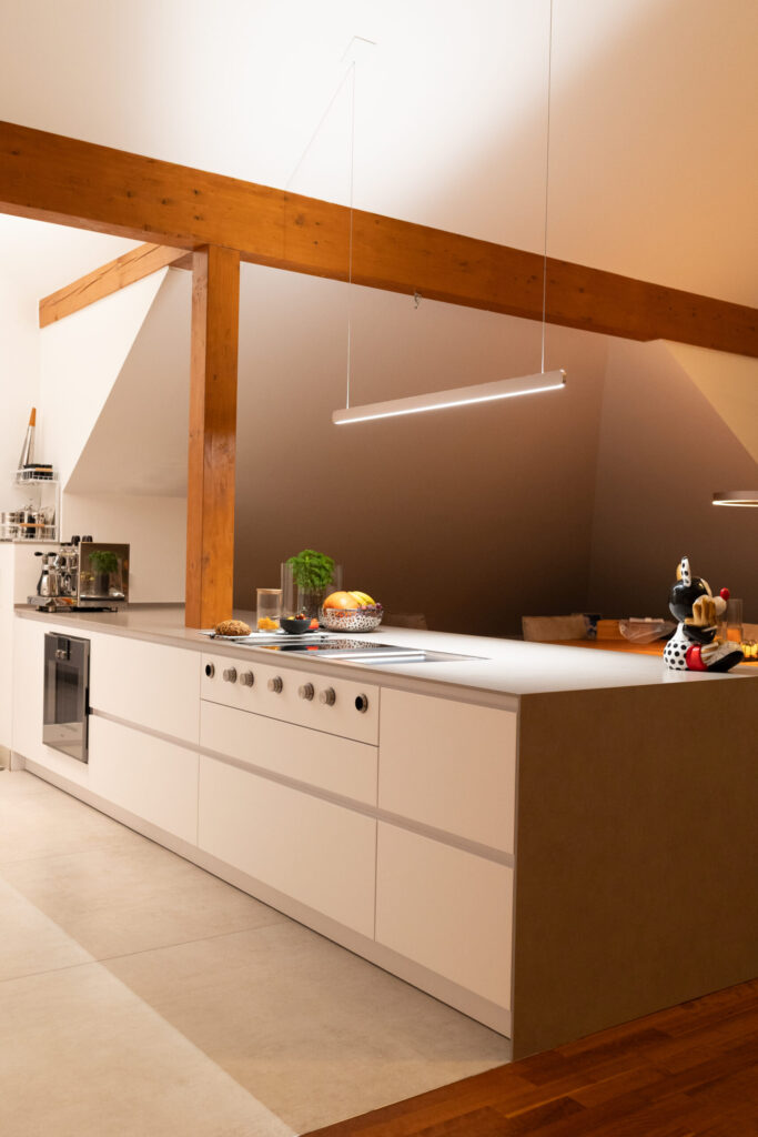 Präzise Integration der Holzsäule durch die Arbeitsplatte – technische Meisterleistung