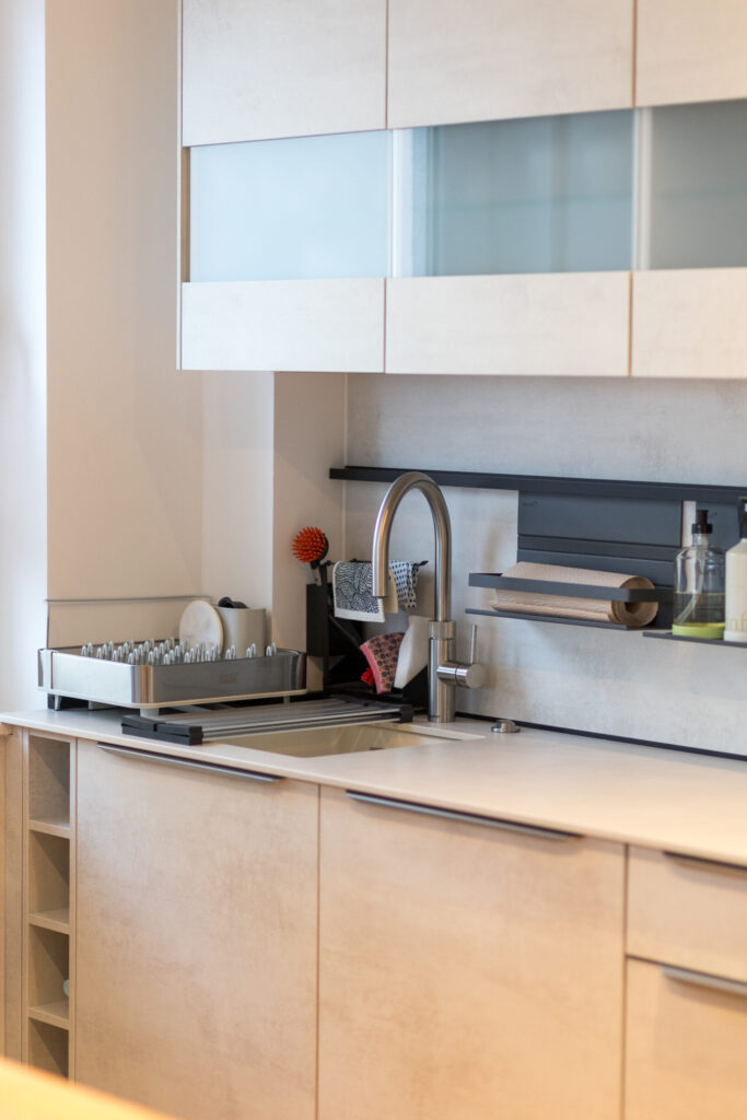 Keramikarbeitsplatte und Quooker in moderner Designküche