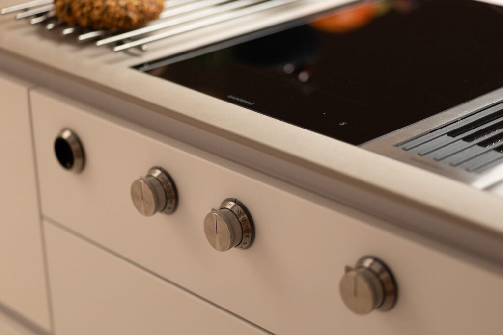 Robuste Keramik-Arbeitsplatte in exklusiver Designküche – alltagstauglich & edel