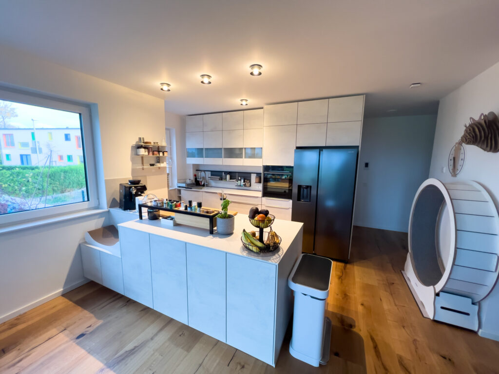 Helle moderne Kücheninsel direkt am Fenster – nobilia Designküche Bonn