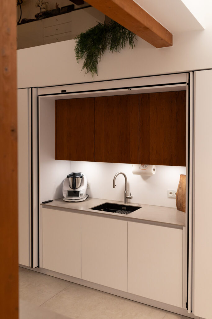 Motorisierte Lift-Systeme für Schränke – reduzierte, komfortable Luxusküche