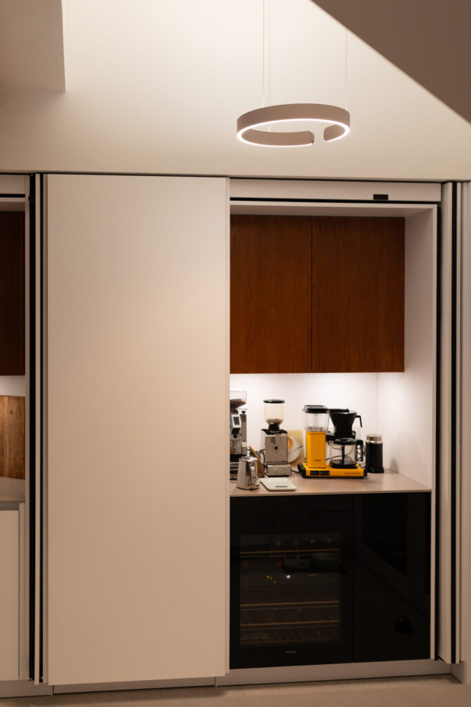 Nahtlos integrierte Durchgangstür in modernem Küchendesign – ruhige Linienführung