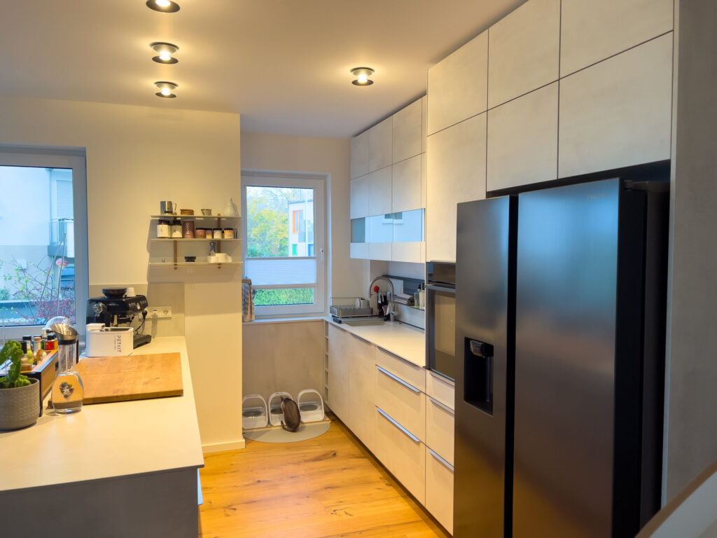 Großer Side-by-Side Kühlschrank harmonisch integriert – Küche Bonn