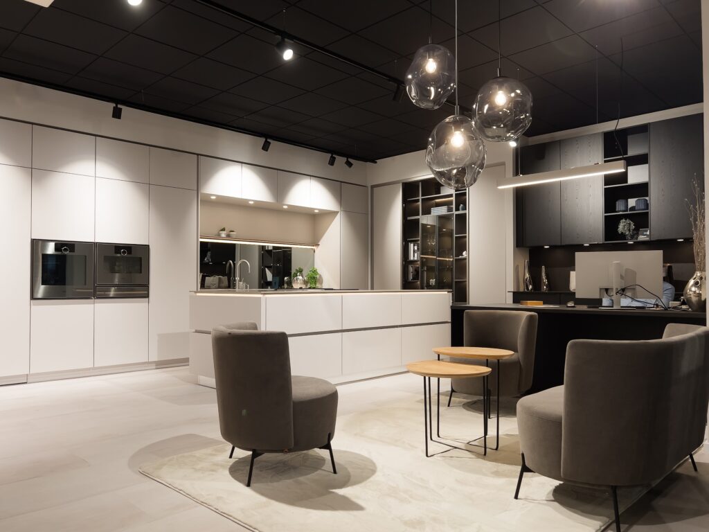 Moderner Beratungsbereich mit Sesseln im Kitchen Concept Showroom Rheinbach.