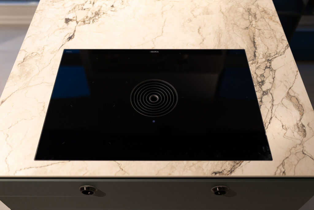 Bora Induktionskochfeld mit integriertem Abzug auf einer Marmor-Arbeitsplatte.