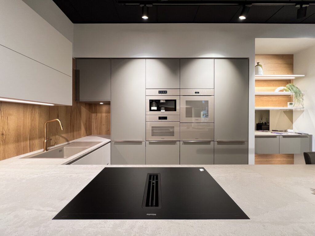 Wandzeile mit Miele Kaffeevollautomat und Backofen im Showroom Rheinbach.